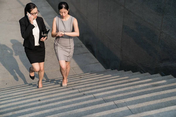 Mujeres de negocios ocupadas caminando arriba . —  Fotos de Stock