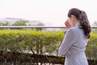 Yorgun ve rahatsız edici duygu iş kadını. 