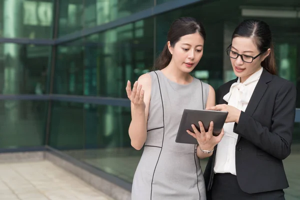 Duas mulheres asiáticas escritório senhora discutindo trabalho de negócios juntos. W — Fotografia de Stock