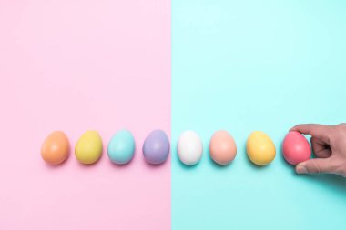 Kırmızı Paskalya yortusu yumurta sağ taraftaki tutan el