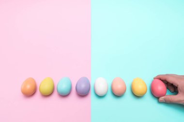 Kırmızı Paskalya yortusu yumurta sağ taraftaki götürüp teslim