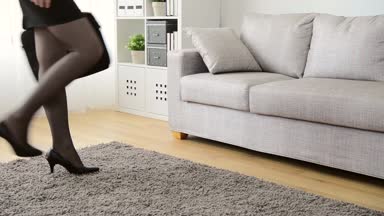 zarif çekici kadın şirket yöneticisi vücut germe kanepe kanepede oturan işten sonra rahatlamak için.