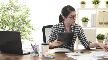 meşgul güzel iş kadını evde çalışma ve ekip analiz belge pazarlama mobil bilgisayar panelini kullanma.