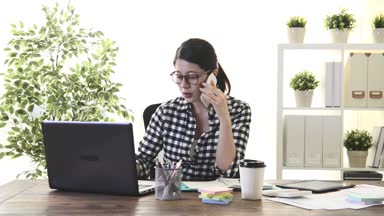 arkadaşına için hareket eden smartphone kullanarak profesyonel güzellik kız ofis çalışanı ne zaman o mobil bilgisayar evde çalışan izlerken rahatlatıcı sohbet.