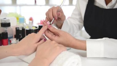 Bakım yordam manikür. Asya Çin Şevval Özçelik Güzellik el boyama çivi kadının salonda yakın çekim fotoğraf. Güzellik ve moda kavramı.