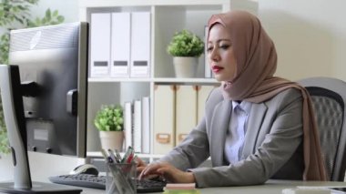 şirket işbirliği dava uykulu ve office düşünme çözüm oturan duygu hakkında profesyonel genç kadın Müslüman çalışan yorgun.