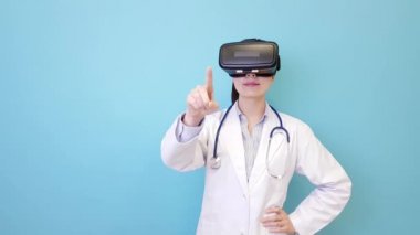 VR teknolojisi ayakta mavi arka plan ve 3d simülasyon video dokunmatik ekran ile ilgilenen giyen güzel güzel hastane doktor kadın