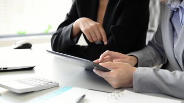 boş ekranda proje açıklamaya dijital tablet pad üzerinde çalışma ve bir kalem tutan iki iş kadınları, yakın çekim.