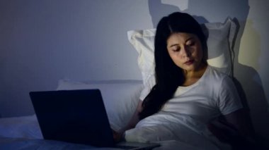 güzel iş kadın müşteriden bir telefon cevap ve bilgisayar kullanmayı deneyin geç gece yatağa evde çalışma sorunu çözmek için