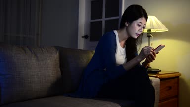 telefon online genellikle, oturma odası kanepe bütün gece yatarken sınıf arkadaşı ile sohbet kullanarak üniversite öğrencisi son olarak sağlıksız alışkanlık haline insan için.