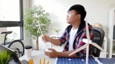 başarılı erkek alternatif güç kaynağı mühendis holding yel değirmeni modeli örnek ayakta studio pencere tarafından ve dışında gelecek vizyon için arıyorsunuz