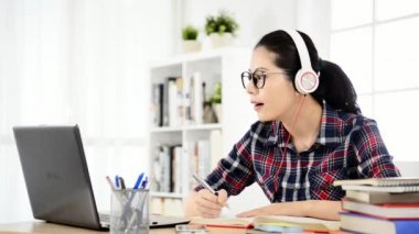 kulaklık ve bilgisayar dizüstü ile öğrenme online öğrenci. karışık yarış Asya Çin yapımı.