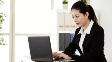 hareket eden telefon, smartwatch ve gösteren boşaltmak dijital tablet laptop yazarken yastık sahip çalışma iş kadını ile tüm teknoloji ürünü odaklanmak fotoğraf.