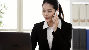 işçi hanım cep telefonu online internet ile müşteri için arama ve modern ofis yalnız mutlu gülen üzerinde çalışma smartwatch bağlama kullanarak resim görüntüsünü kapatmak.