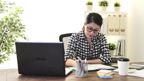 Gerente Mulher Negócios Muito Atraente Deitado Cadeira Escritório Olhando Para — Vídeo de Stock