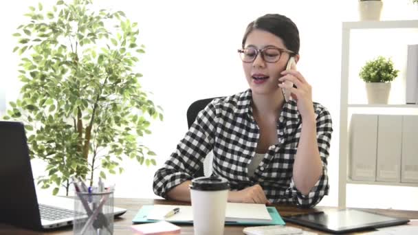 Επαγγελματική Νεαρά Θηλυκά Γραφείο Εργαζόμενος Χρησιμοποιώντας Κινητό Τηλέφωνο Καλώντας Για — Αρχείο Βίντεο