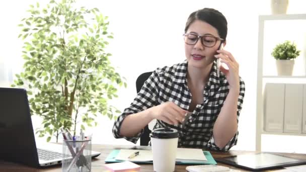 Feliz Atraente Mulher Empresária Beber Café Trabalhando Casa Olhando Para — Vídeo de Stock