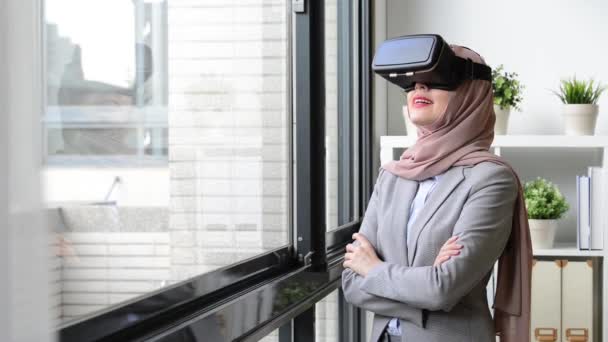 Happy Pretty Muslim Business Woman Using Virtual Reality Goggles Watching — Stock Video