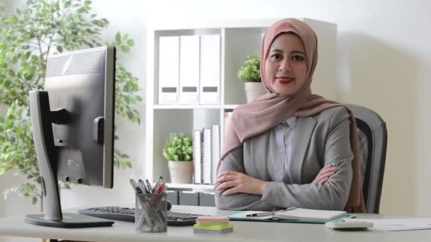 Profesyonel Güzellik Müslüman Kadın Ofis Işçi Yüz Kamera Için Zaman — Stok video