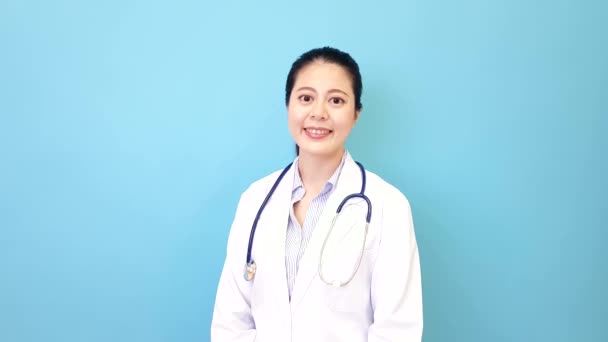 Dulce Bonito Derecho Mujer Médico Atención Médica Paciente Sano Sonriente — Vídeo de stock