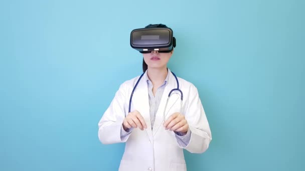 Krásná Hezká Nemocnice Doktor Žena Nosí Technologie Stojící Modrém Pozadí — Stock video