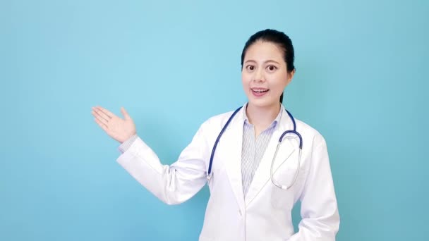 Profesional Joven Médico Laboratorio Pie Oficina Fondo Pared Azul Haciendo — Vídeos de Stock