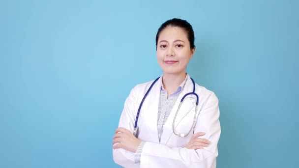 Usmívající Jistý Právě Ženský Lékař Stojící Modré Zdi Pozadí Čelí — Stock video
