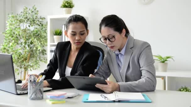 Duas Mulheres Negócios Bonitas Que Trabalham Conjunto Com Tablet Digital — Vídeo de Stock