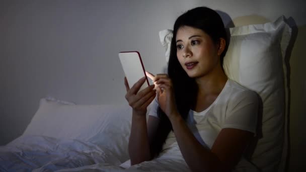 Utilisant Message Smartphone Textos Travail Écran Tactile Fin Nuit Assis — Video