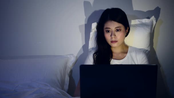 Vrouw Werkzaam Bij Nacht Liggend Het Bed Kamer Met Computer — Stockvideo