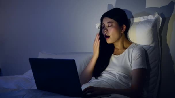 Soñoliento Bostezo Mujer Cansada Sentada Cama Acogedora Con Ordenador Portátil — Vídeo de stock