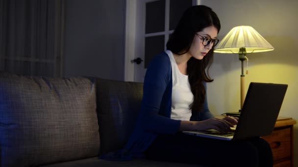 布鲁内特年轻女商人在夜间使用当代笔记本短信认真制定关于工作营销报告在舒适的办公室工作 — 图库视频影像