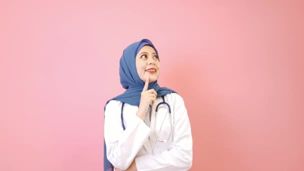 Happy Elegantní Žena Muslimské Nemocnice Doktor Stojící Růžové Pozadí Při — Stock video