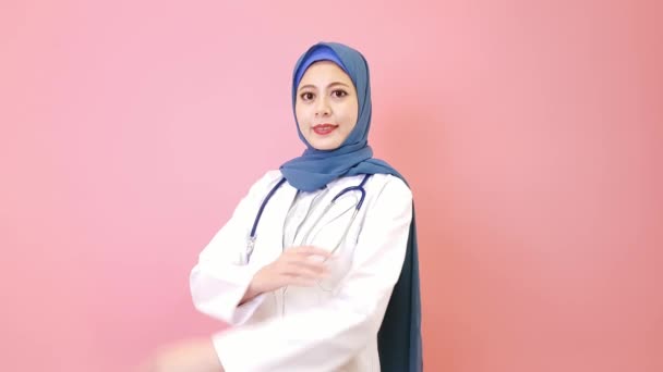 Уверенная Себе Профессиональная Женщина Мусульманский Врач Глядя Камеру Скрещенные Руки — стоковое видео