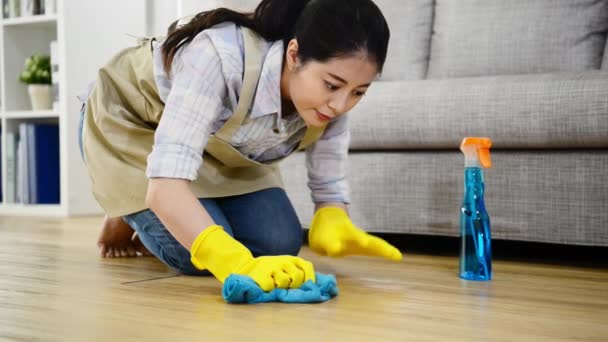 微笑的家庭主妇女士在黄色手套洗抹布与洗涤剂地板 混血的种族亚洲中国模式 — 图库视频影像