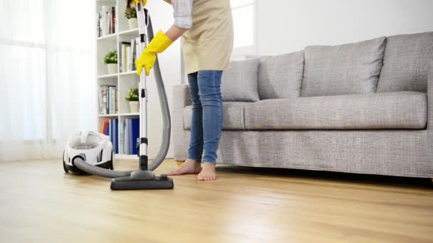 Mulher Usar Aspirador Para Limpar Chão Sala Estar Conceito Trabalho — Vídeo de Stock