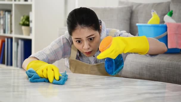 Vrouw Schoonmaken Tabel Zorgvuldig Thuis Woonkamer Gemengd Ras Aziatische Chinees — Stockvideo