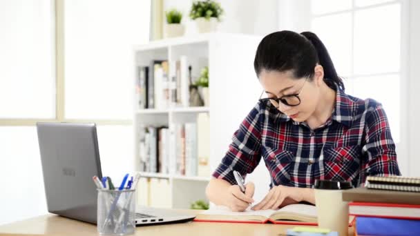 Estudiante Preparando Examen Aprender Lecciones Hacer Investigación Sobre Ordenador Portátil — Vídeos de Stock