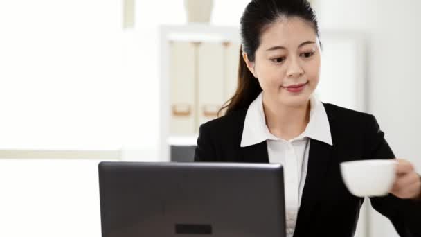 Retrato Hermosa Chica Bebiendo Café Utilizando Taza Trabajo Ordenador Móvil — Vídeos de Stock