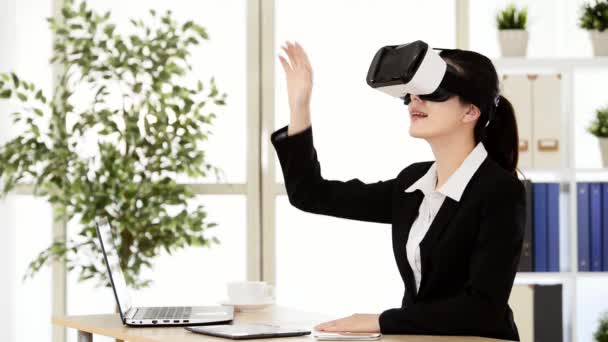 Asian Businesswoman Pointing Air Screen Virtual Reality Laptop Computer Wearing — Stock Video