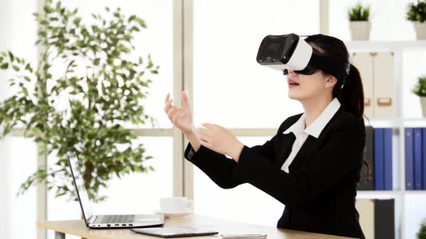 Mujer Negocios Asiática Pantalla Táctil Por Realidad Virtual Con Dispositivo — Vídeos de Stock