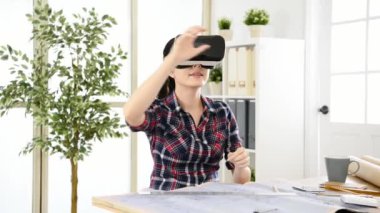 Modeli Vr yeni teknoloji yaratıcı office Studio masasında iken aracılığıyla izlerken verimli karışık yarış Asyalı Çinli kadın tasarımcı mimar. Meslek ve iş işgal kavramı