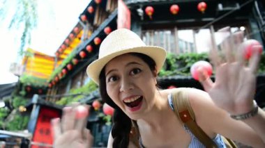Taipei Tayvan'ın ünlü dönüm noktası ziyaret ve canlı video eğlenmek için arkadaşları davet kullanarak gibi çekici seyahat Asya kız.