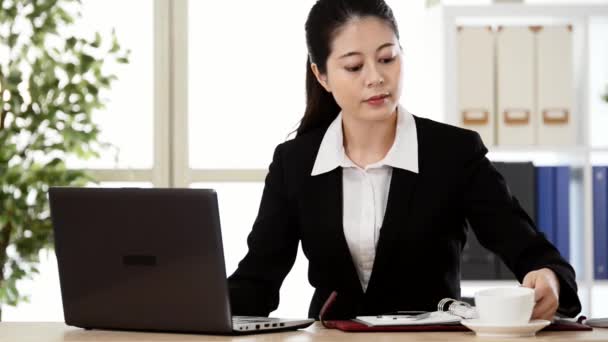 Retrato Hermosa Chica Disfrutar Beber Café Utilizando Taza Trabajo Ordenador — Vídeos de Stock