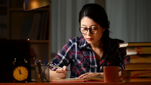 Allvarlig Asiatisk Ung Student Studerar Med Böcker Och Dator Mörkt — Stockvideo