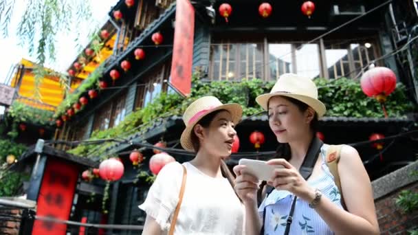 Duas Meninas Bonitas Tirar Foto Selfie Marcos Famosos Jiufen Taiwan — Vídeo de Stock