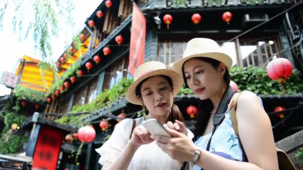 Dos Hermosas Chicas Visitando Famosas Atracciones Jiufen Taipei Taiwán Comprobando — Vídeo de stock