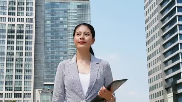 Bastante Mujer Negocios Asiática Sosteniendo Tableta Digital Almohadilla Táctil Caminando — Vídeo de stock