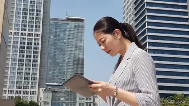 Belle Femme Affaires Utilisant Pad Tablette Numérique Dans Rue Pour — Video