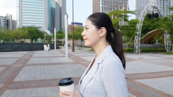 Vacker Affärskvinna Promenad Gatan Utanför Kontoret Att Paus Och Njut — Stockvideo